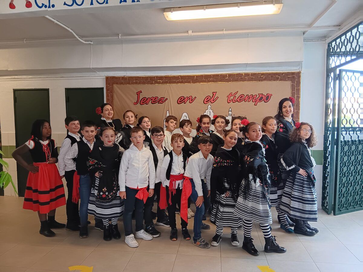 niños con atuendo tradicional de Extremadura preparados para bailar