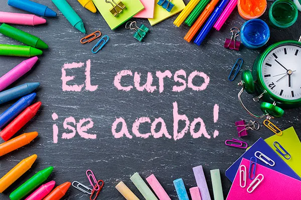 lápices de colores haciendo un círculo y una pizarra negra en el centro con la leyenda "el curso se acaba"